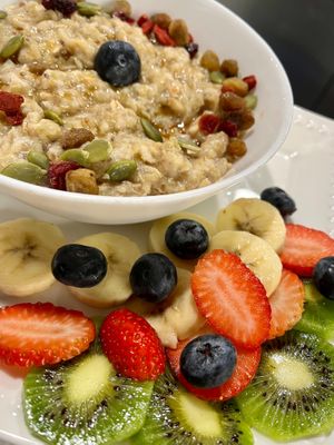 SuperFood Porridge. GF Oats-chia-flax-quinoa-goji berries-pumpkin seeds- raisins-spices at Botanika Cafe in Ridgefield