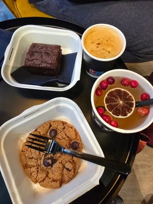 Brownie, cookie tea and coffee = 20€ at IzyCoffee - Langemunt in Ghent