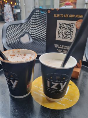 Hazelnoten choc latte en een macadamian hotty....🥰 at IzyCoffee - Langemunt in Ghent