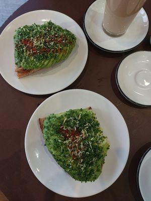 avocado bread (very difficult to cut) at mehlwassersalz in Frankfurt