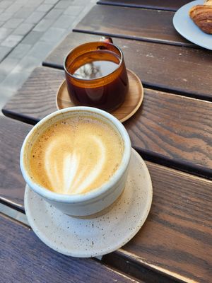 Vegan cappucino with oatmilk at Hoppenworth & Ploch - Markt in Frankfurt