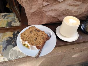 Vegan zucchini/courgette and walnut cake, latte with oatmilk at Hoppenworth & Ploch - Markt in Frankfurt