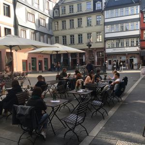 Outdoor seating in courtyard at Hoppenworth & Ploch - Markt in Frankfurt