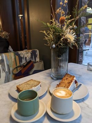 coffee and vegan cakes (lemon&poppy seed and carrot cake) at Hoppenworth & Ploch - Markt in Frankfurt