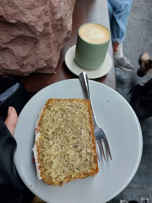 poppy cake and oat milk cappuccino in the window sill at Hoppenworth & Ploch - Markt in Frankfurt
