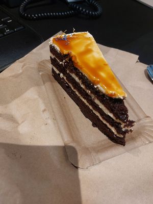 Chocolate Caramel Cake at Hoppenworth & Ploch - Markt in Frankfurt