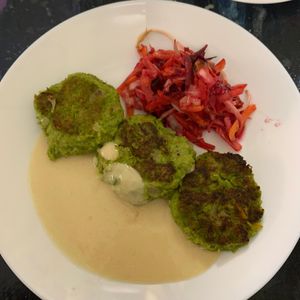 Albóndigas de guisantes con ensalada y salsa (6,90 lv) at Dream House in Sofia