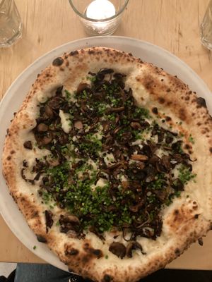 Pizza funghi avec mozzarella vegan  at Nina Pizza - St-Jean-Baptiste in Quebec