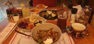 Kaffee, zwei Vorspeisse , zwei Hauptgänge, Tamarindenlimo, Ayuvedischer Tee at LEVEL - Vegan & Gluten Free in Antalya