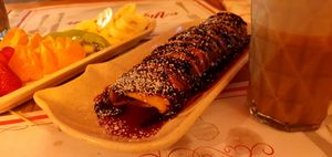 Links: Früchteteller. Rechts: Pfannkuchen mit Fruchtfüllung und leckere Soße. at LEVEL - Vegan & Gluten Free in Antalya