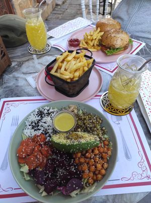 Buddha Bowl.  Fritten. Doppelt Burger. Hausgemachte Limonade at LEVEL - Vegan & Gluten Free in Antalya