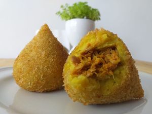 Temos coxinhas, diversos salgados , doces e tortas, além de produtos de empório.  at Ubá Empório e Café  in Paranagua