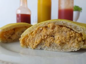 vegan chicken esfiha at Ubá Empório e Café  in Paranagua