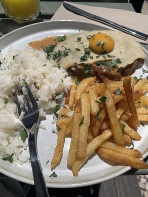 Bitoque com “ovo"  at A Minha Avó in Lisbon