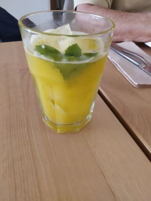 Sumo do dia (lima, manga e hortelã) at A Minha Avó in Lisbon