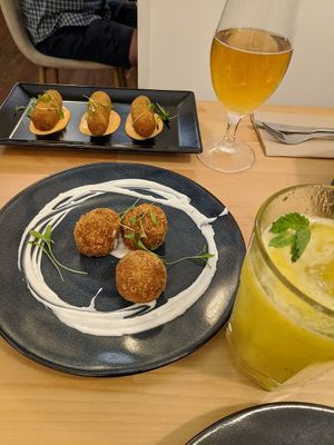 Oben Kroketten unten Wurst-Bällchen at A Minha Avó in Lisbon