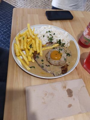 Bitoque com "ovo" at A Minha Avó in Lisbon