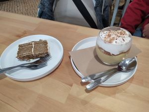 Bolo de bolacha à esquerda e doce da casa à direita at A Minha Avó in Lisbon