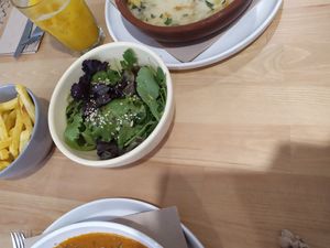 Salada que acompanha o "bacalhau" at A Minha Avó in Lisbon