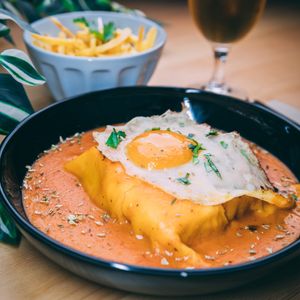 Francesinha com "ovo" at A Minha Avó in Lisbon