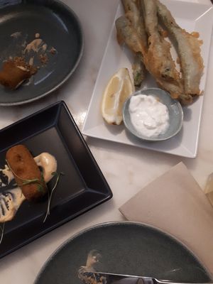 Croquetes de alheira 💗 and peixinhos da horta 😕 at A Minha Avó in Lisbon