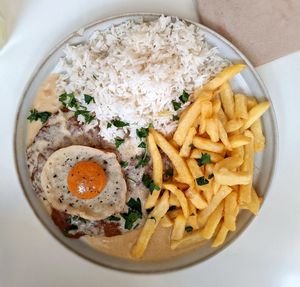 'Bitoque' com ovo vegetal at A Minha Avó in Lisbon