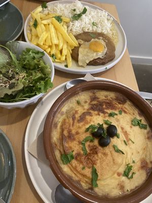 Bitoque e “bacalhau” com natas   at A Minha Avó in Lisbon