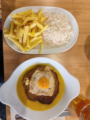 Bitoque com ovo at A Minha Avó in Lisbon