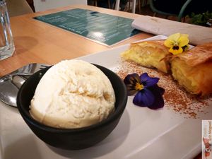 Pastel de nata da avo : pastel de nata cith homemade ice cream ball at A Minha Avó in Lisbon