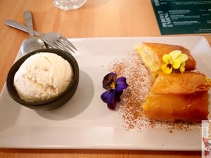 Pastel de nata da avo : pastel de nata cith homemade ice cream ball at A Minha Avó in Lisbon