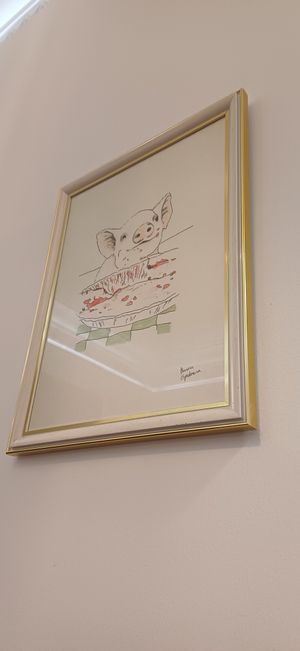 Decoración simple pero bonita. Esta foto en particular me gustó mucho, con el cerdito siendo feliz comiendo, en lugar de ser comida. at A Minha Avó in Lisbon