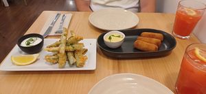 Peixinhos a la izquierda y croquetes a la derecha at A Minha Avó in Lisbon