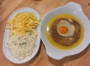 Bitoque com “ovo"  at A Minha Avó in Lisbon