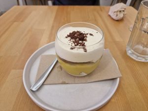 Dolç de la casa: no sé com deu ser la versió no vegana, però aquesta versió vegana és el dolç més bo que recordo haver pres mai)! at A Minha Avó in Lisbon