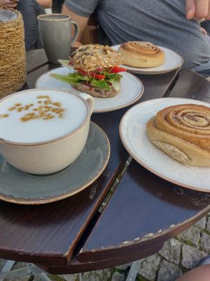 Vegane Cinnamon-Roll, vegan Sandwich at Godt Brød in Bergen
