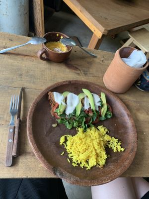 Vegan omelette & mango lassi  at La Colmena in Mazunte