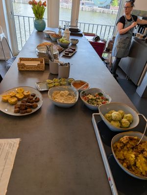 Es kam noch mehr,  nach und nach, am Ende war noch viel über  at Buhjah Bowls - Hafencity in Hamburg