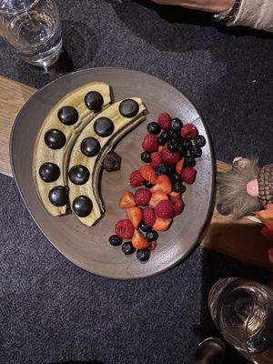 grilles Banana with chocolate and berries  at Hornox in Zermatt
