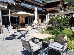 Outdoor seating at Hornox in Zermatt