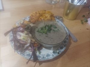 L assiette complète avec soupe shitake et baklava salé at Bloom Kitchen in Limoges