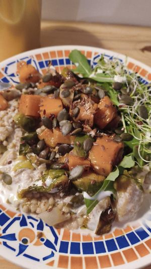 Risotto de sarrasin, poireau et échalotes. Butternut, shiitake et choux de Bruxelles rôtis. Roquette micro pousses et graines 🥰🌱 at Bloom Kitchen in Limoges
