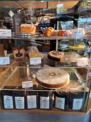 4 vegan cake options here at Dreiviertel in Cologne