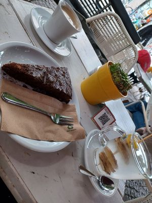 Schoko brownie Kuchen and fresh ginger tea at Dreiviertel in Cologne