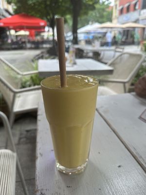 Mango smoothie  at Dreiviertel in Cologne