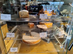Cakes, some of them vegan (lemon, chocolate, banana bread) at Dreiviertel in Cologne