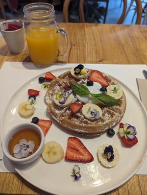 Waffle vegano con jugo de naranja at Ol'Days in Buenos Aires