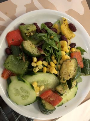 Salat mit Rucola, Gurke, Zuccini, Paprika, Mais und Kidneybohnen (Buffet) / salad with arugola, cucumber, zuccini, bell pepper, sweet corn and kidney beans (buffet)  at China Restaurant Majestic in Straubing