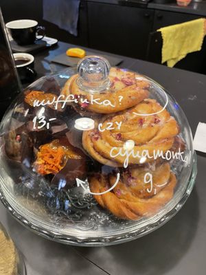 Vegan cinnamon rolls and muffins  at Kawiarnia Nie wylej in Lublin