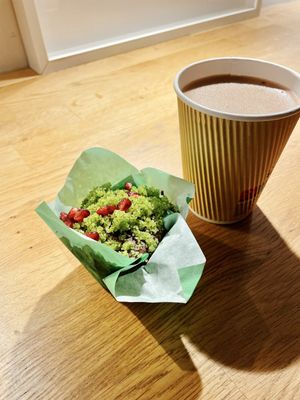 Spinach and chocolate muffin with hot chocolate (oat milk)  at Kawiarnia Nie wylej in Lublin