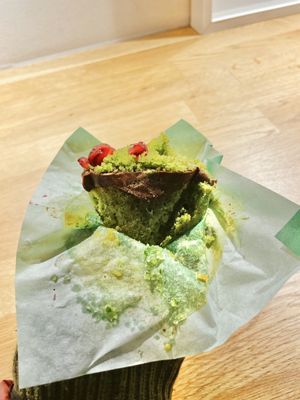 Spinach and chocolate muffin  at Kawiarnia Nie wylej in Lublin